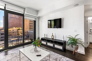Smart TV - Luxe Latte High-rise self check-in Balcony views (Atlanta)
