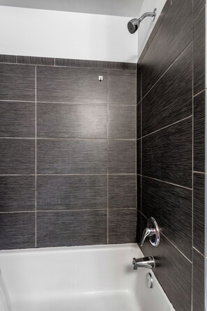 Shower, hair dryer, towels, soap - Luxe Latte High-rise self check-in Balcony views (Atlanta)