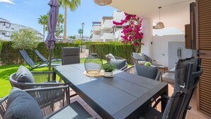 An outdoor patio with a dining table, chairs, and a potted plant. - Casa Indalo (Mar de Pulpi) (San Juan de los terreros)