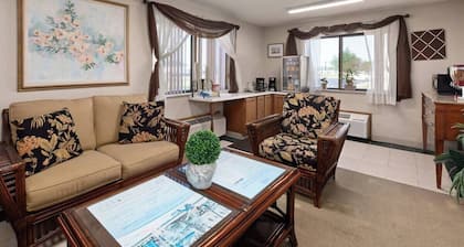 2-room 4-bed hotel in charming Redwood Falls with WiFi, AC