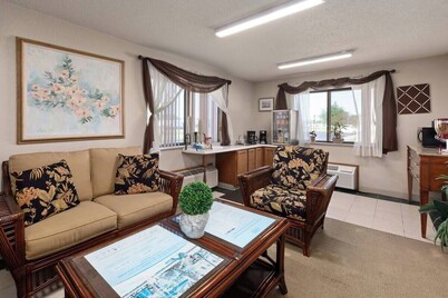 2-room 4-bed hotel in charming Redwood Falls with WiFi, AC