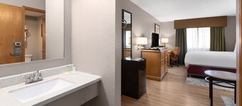 4-bed 2-room hotel in charming Redwood Falls with WiFi, AC