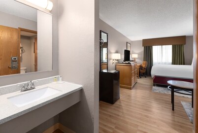 4-bed 2-room hotel in charming Redwood Falls with WiFi, AC