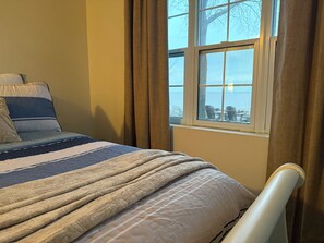 4 slaapkamers, een bureau, een strijkplank/strijkijzer, wifi