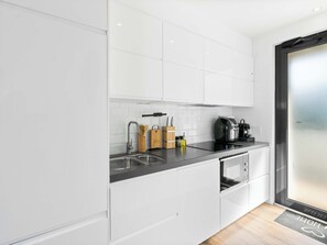Kühlschrank, Mikrowelle, Ofen, Herdplatte