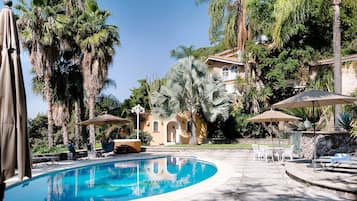 Hồ bơi ngoài trời