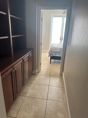 3 habitaciones, tabla de planchar con plancha, wifi y ropa de cama