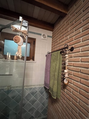 Een douche, een haardroger, een bidet, handdoeken