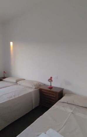 1 habitación, cuna de viaje y ropa de cama