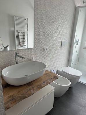 Een douche, een haardroger, een bidet, zeep