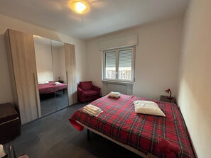 1 chambre, lit parapluie, draps fournis
