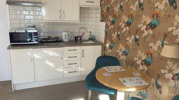 Micro-ondes, four, plaque de cuisson, bouilloire électrique