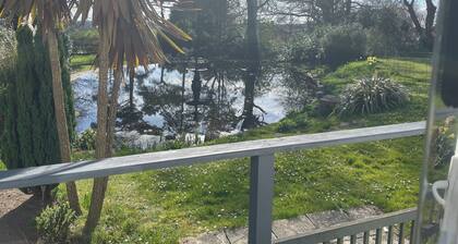 Romantic Pond view Orpington studio with outdoor swimming pool. Pet friendly