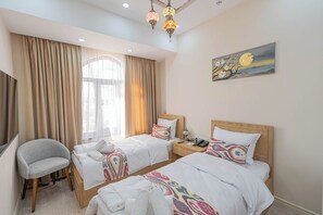 Classic-Zweibettzimmer, Stadtblick | Zimmersafe, Verdunkelungsvorhänge, schallisolierte Zimmer