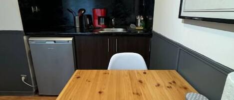 Frigorífico, microondas, placa de cocina y hervidor eléctrico