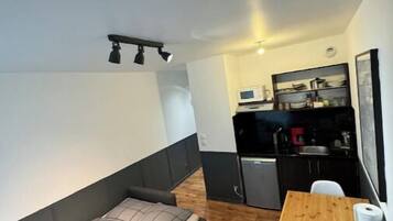 Tabla de planchar con plancha, wifi y ropa de cama