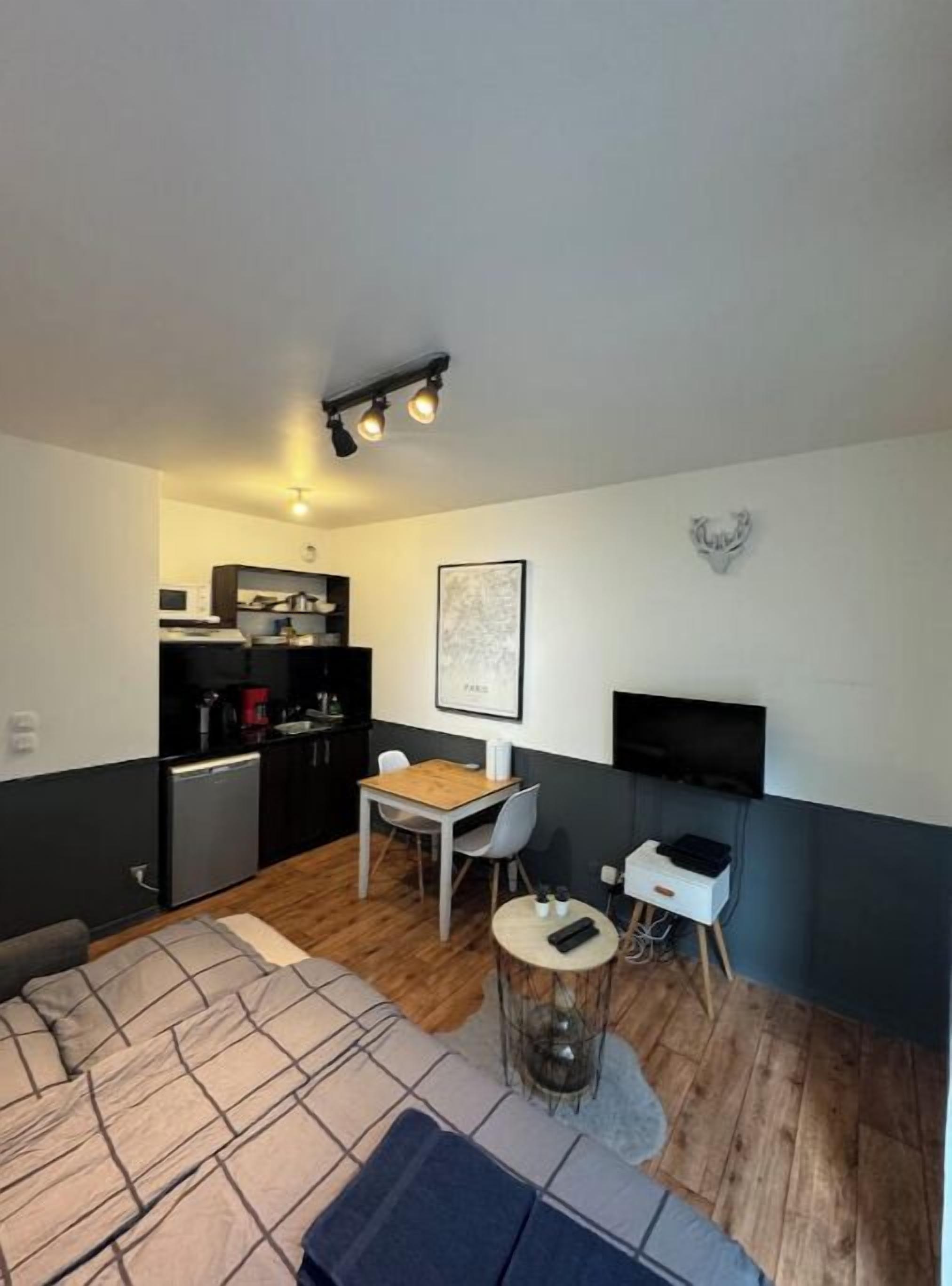 Een strijkplank/strijkijzer, wifi, beddengoed