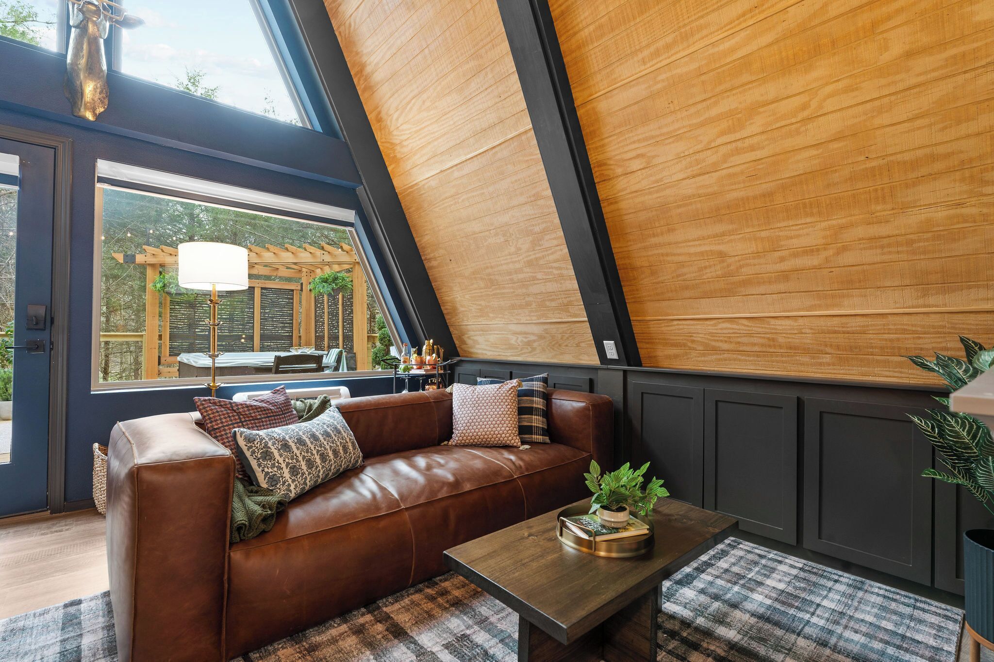 Älytelevisio, takka, kirjoja