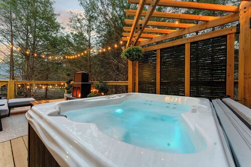 Moody A-Frame Cabin • Hot Tub & Fireplace