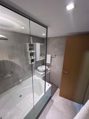 Jetted bath, hair dryer, towels, soap - Luxury Apartment with Voice Automation (Barra de Jangada Jaboatão dos Guararapes)