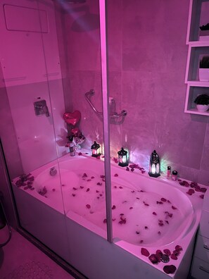 Baignoire à jets, sèche-cheveux, serviettes fournies, savon