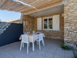 Outdoor dining - Charming stone house in a tourist residence (La Roque-sur-Pernes)
