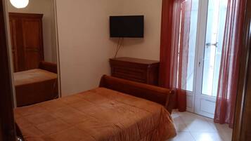 5 makuuhuonetta, silitysrauta/-lauta, vuodevaatteet