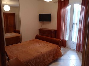 5 bedrooms, iron/ironing board, bed sheets