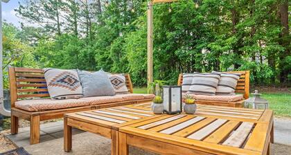 Cozy 2BR Retreat + BBQ, WIFI & Parking