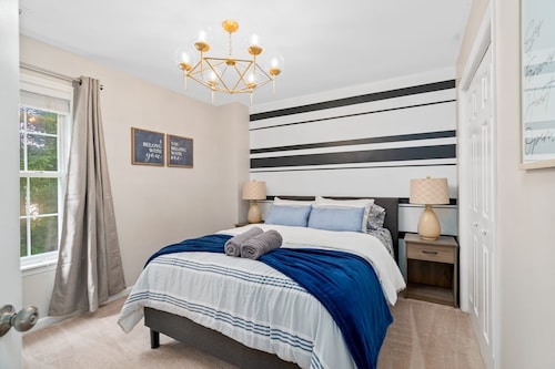 Cozy 2BR Retreat + BBQ, WIFI & Parking