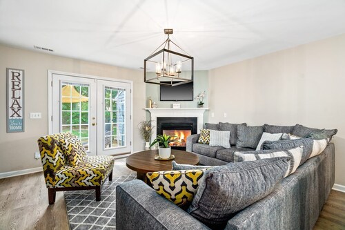 Cozy 2BR Retreat + BBQ, WIFI & Parking