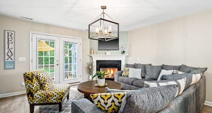 Cozy 2BR Retreat + BBQ, WIFI & Parking