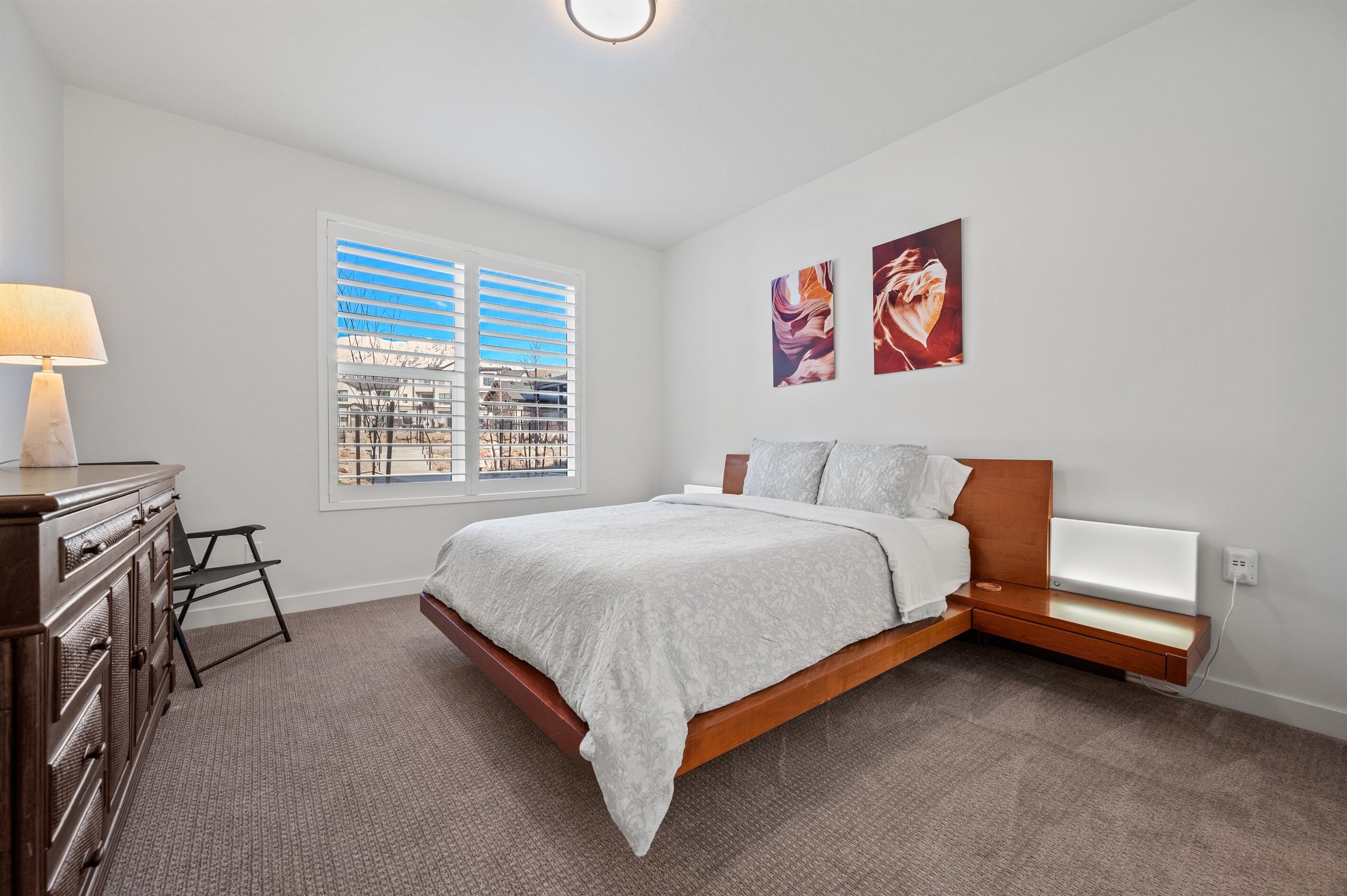 3 室のベッドルーム、デスク、アイロン / アイロン台、旅行用ベビーベッド