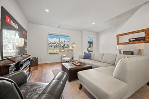 Smart TV, fireplace - Terrapin Basin R5939 | Ski Escape | Hot Tub & Desk (Mountain Green)