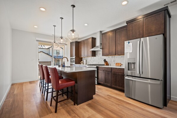 Fridge, microwave, oven, stovetop - Terrapin Basin R5939 | Ski Escape | Hot Tub & Desk (Mountain Green)