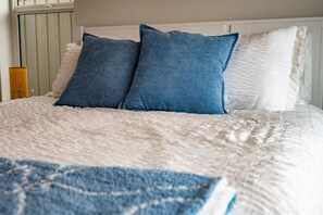 4 bedrooms, iron/ironing board, travel crib, free WiFi - Elliott’s Escape R5977 | Snowbasin Skiing |Hot Tub (Mountain Green)