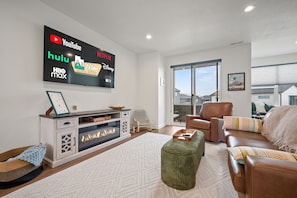 Smart TV y chimenea 