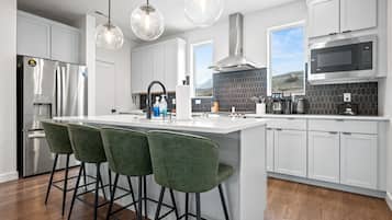 Een koelkast, een microgolfoven, een oven, een kookplaat