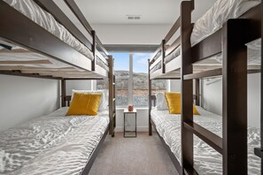 4 間睡房、熨斗/熨衫板、可攜式嬰兒床、免費 Wi-Fi