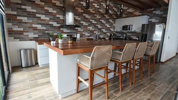 Casa Deluxe, vistes al jardí | Cuina privada