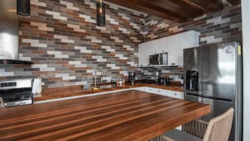 Deluxe House, Garden View | Private kitchen