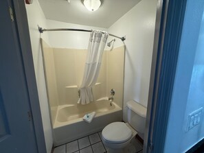 Baignoire et douche séparées, serviettes fournies, savon, shampoing