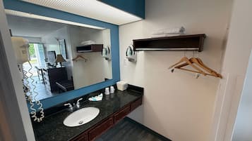 Bañera y ducha independientes, toallas, jabón y champú
