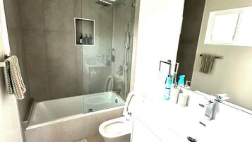 Douche, sĂšche-cheveux, serviettes fournies, savon