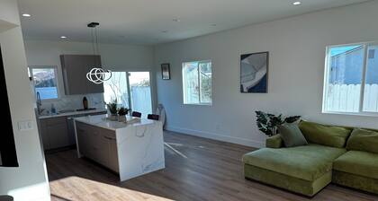 Charming 2-bedroom apartment with WiFi, AC in beautiful Burbank