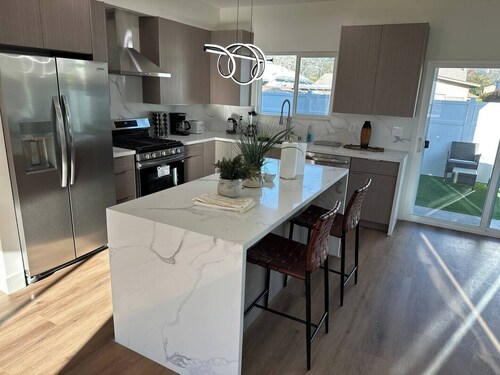 Charming 2-bedroom apartment with WiFi, AC in beautiful Burbank