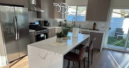 Charming 2-bedroom apartment with WiFi, AC in beautiful Burbank