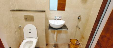 Un baño pequeño con inodoro, lavamanos y bidé.