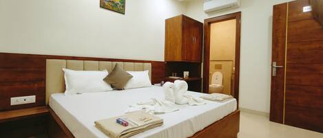 Deluxe Tek Büyük Yataklı Oda | Masa, dizüstü bilgisayar çalışma alanı, ses yalıtımı