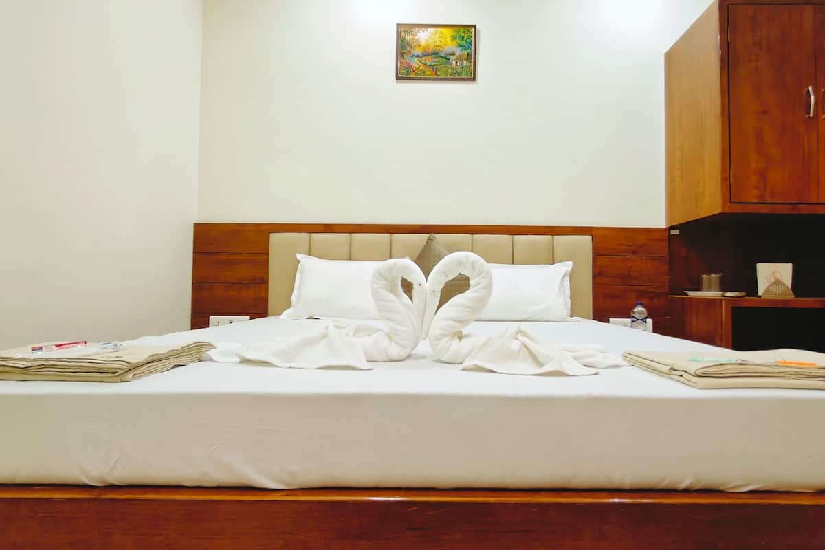 Deluxe Double Room | Desk, laptop workspace, free WiFi